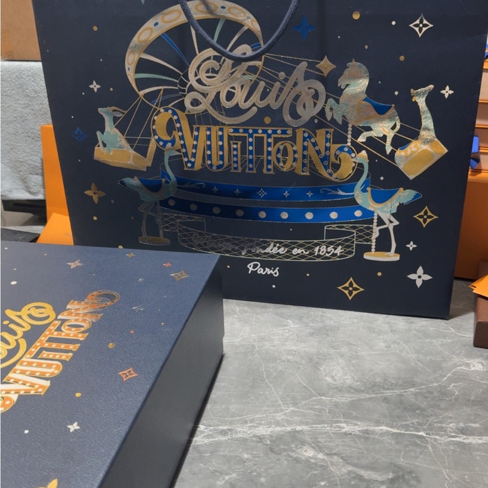 Louis Vuitton xmas ๐ 2024 Set Shopping Bag and Box - Picture 2 of 15